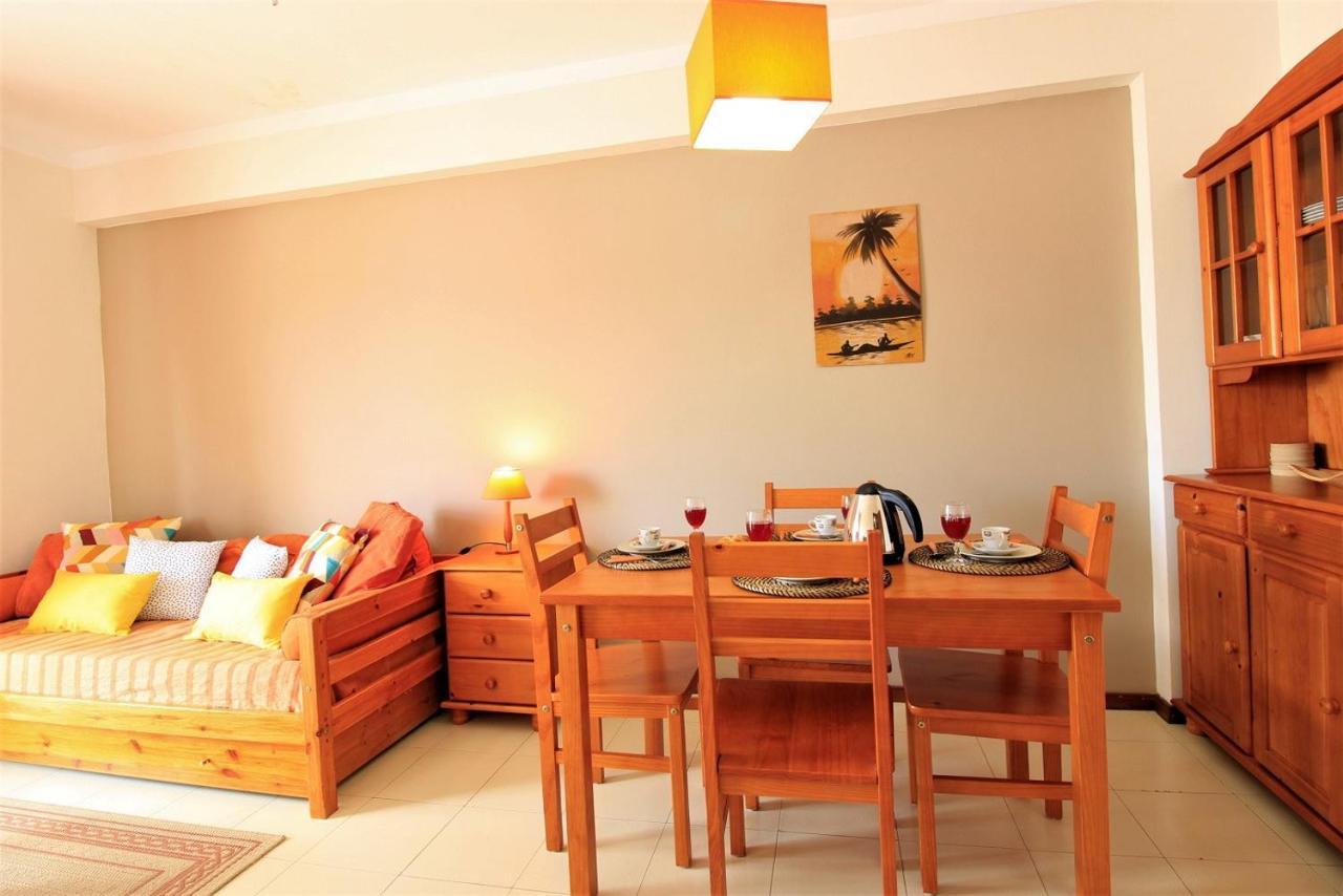 Portimao Classic With Pool By Homing Apartment Alvor Bagian luar foto