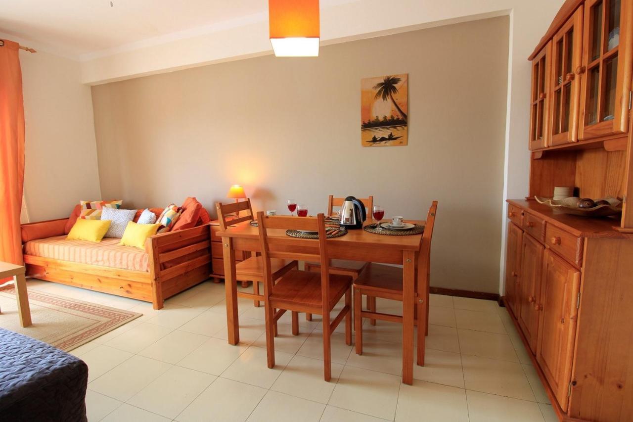 Portimao Classic With Pool By Homing Apartment Alvor Bagian luar foto