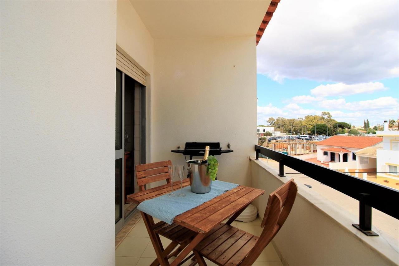 Portimao Classic With Pool By Homing Apartment Alvor Bagian luar foto
